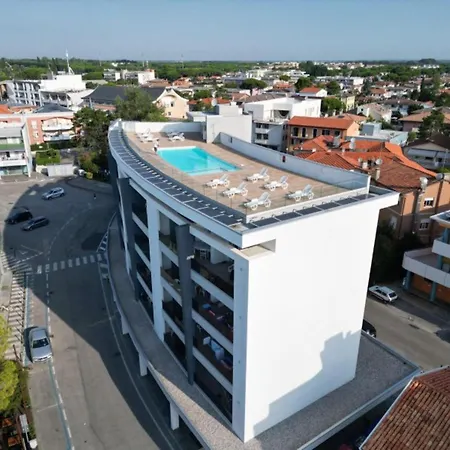 Rooftop Pool And Sea Breeze In Modern Flat Apartment